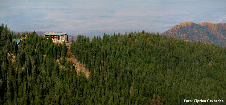 Panoramic view with Negoiu Chalet from Fagaras Mountains 